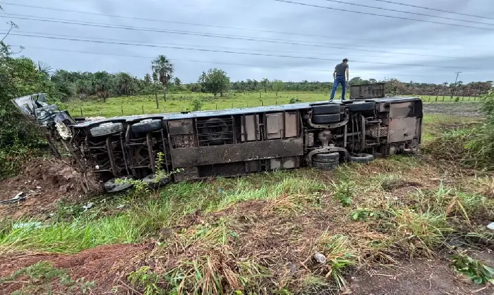 Ônibus interestadual que fazia a linha Manaus - Boa Vista tombou na Br-174