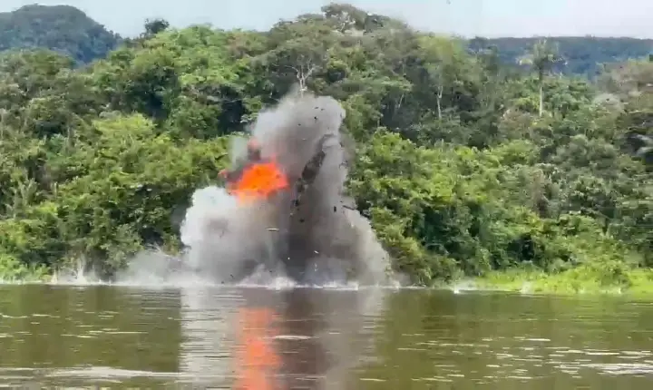 Operação Catrimani II destrói embarcação usada pelo garimpo ilegal no Alto Uraricoera