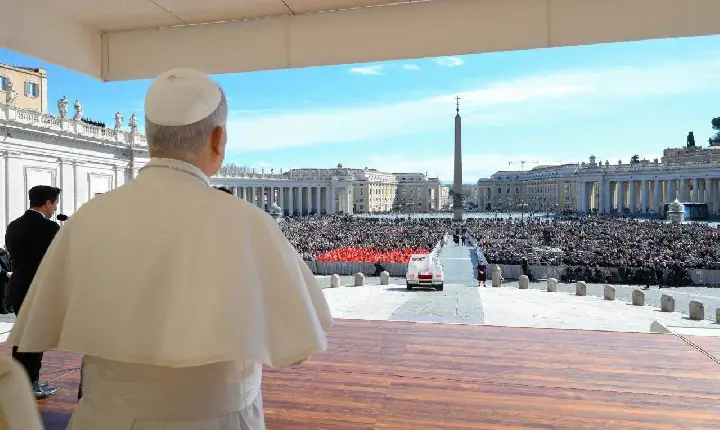 Papa afirma que Igreja não pode errar na fé enquanto comunhão dos fiéis