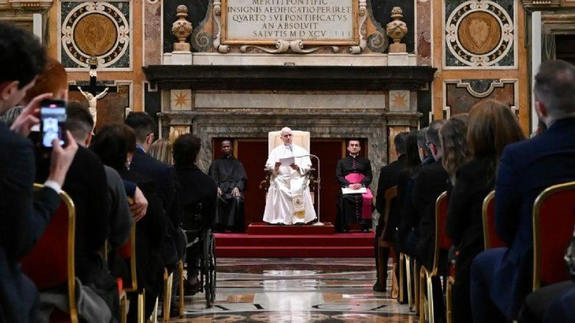 Papa diz que nenhum jovem deve ficar “no banco de reservas”