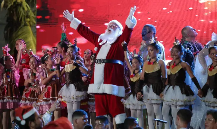 Papai Noel encanta crianças durante programação natalina da ALERR