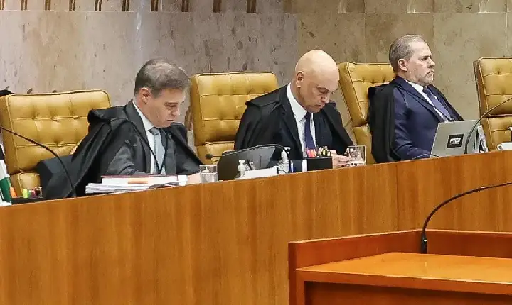 Pedido de vista de Dino suspende decisão do STF sobre casos de Moraes e Mendonça