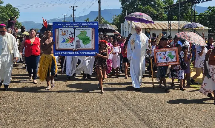 Peregrinação marca manhã do Jubileu dos Povos Indígenas em Surumu