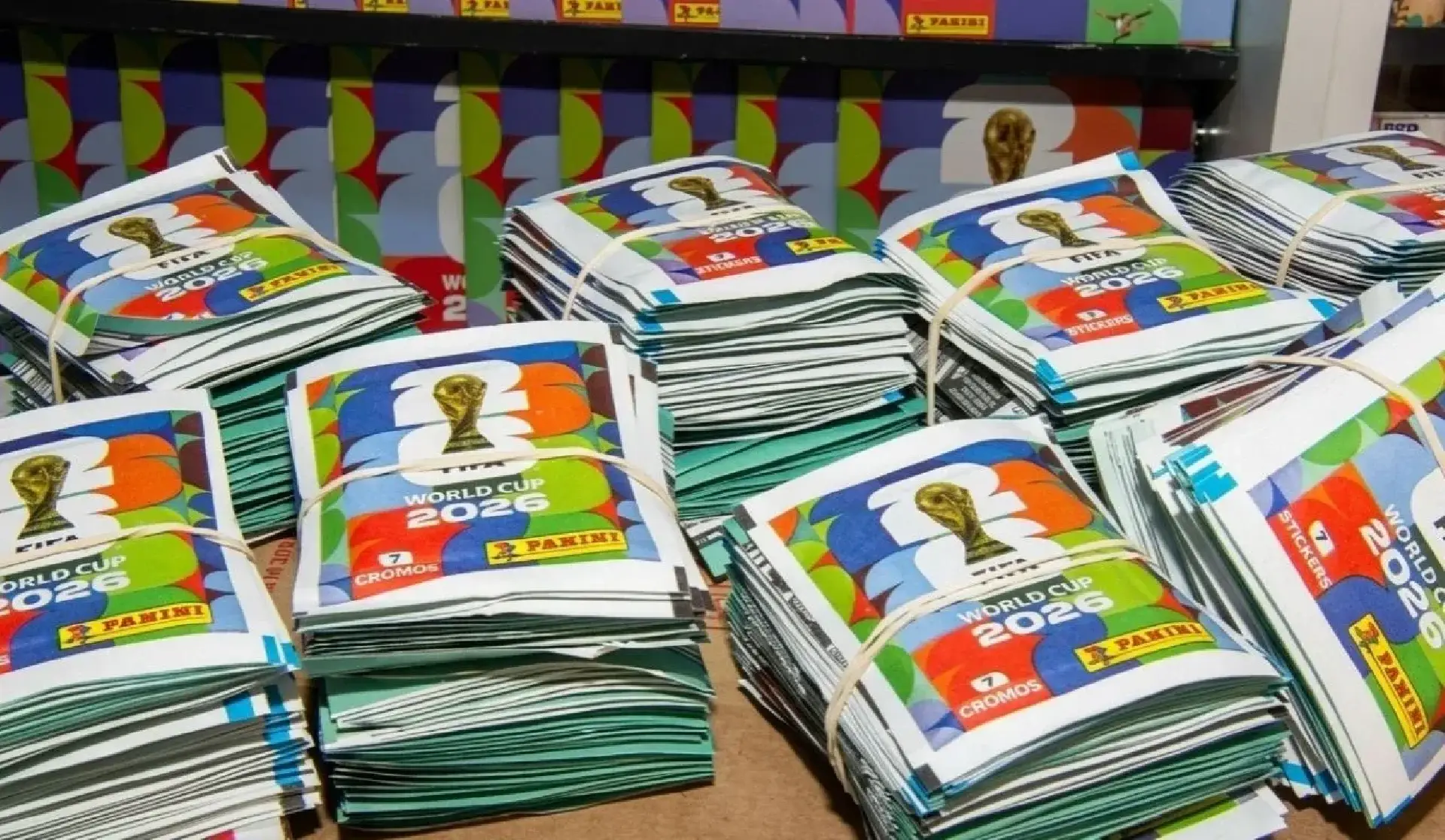 Perfumaria transforma versos descartáveis de figurinhas da Copa em desconto