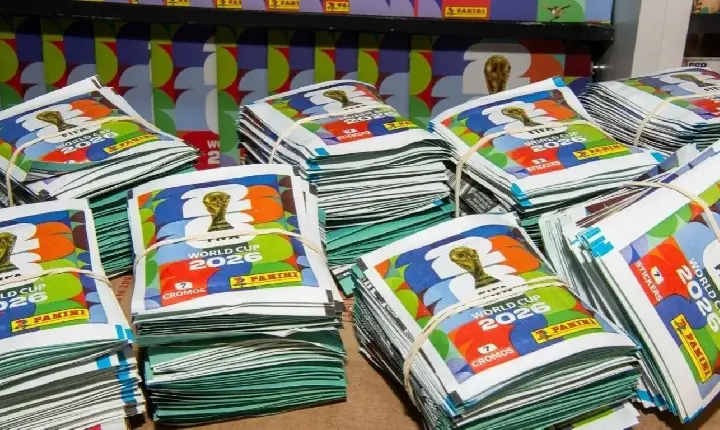 Perfumaria transforma versos descartáveis de figurinhas da Copa em desconto