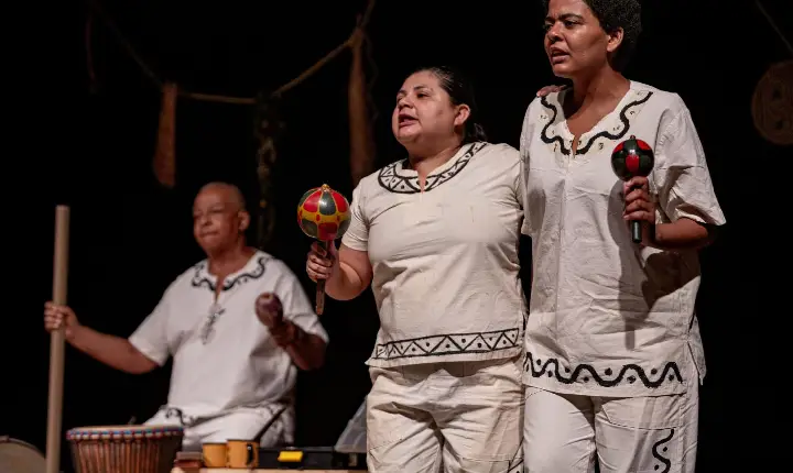 Periferia de Manaus recebe espetáculo roraimense sobre ancestralidade indígena