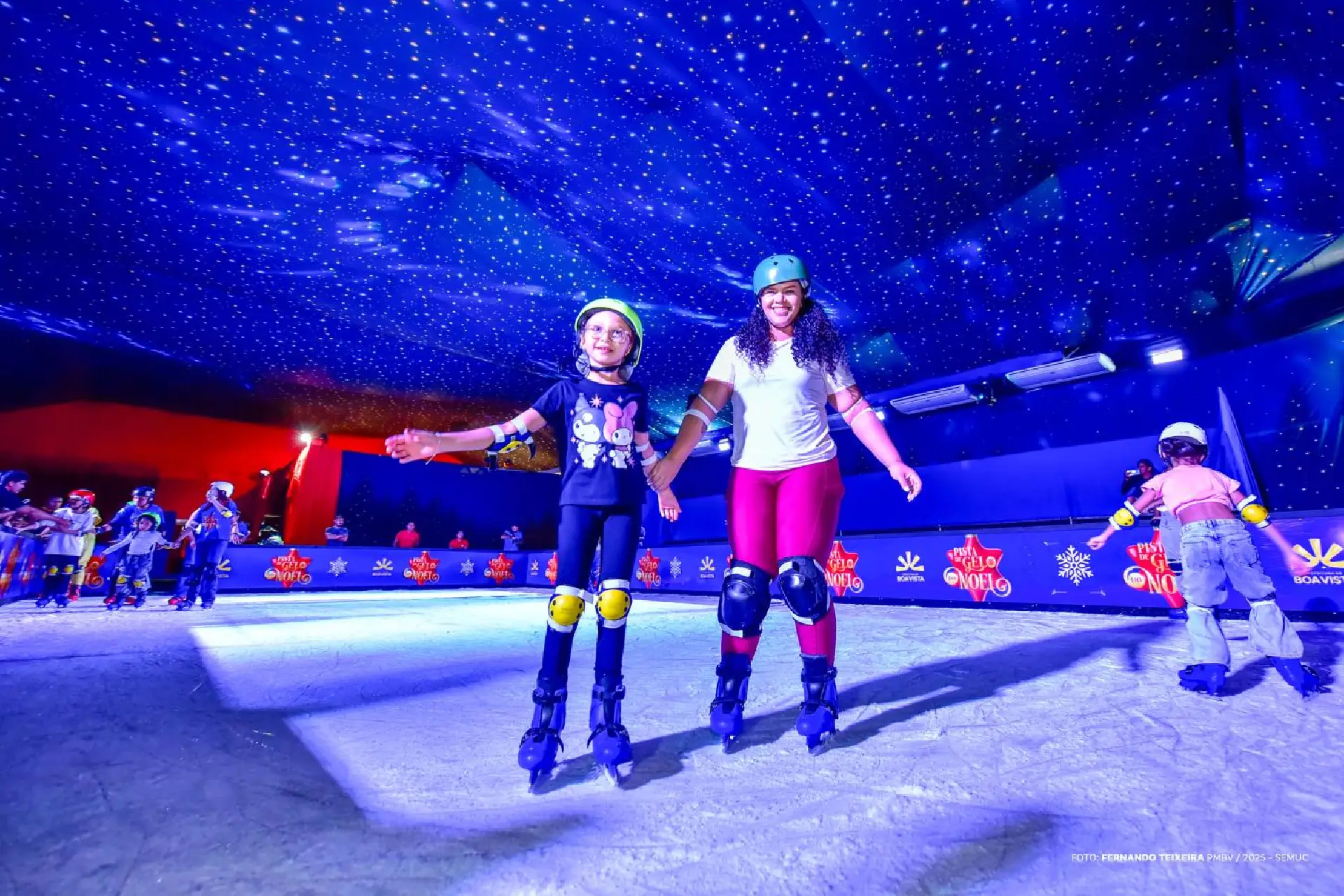 Pista de patinação no gelo estreia na Vila do Noel e movimenta programação natalina
