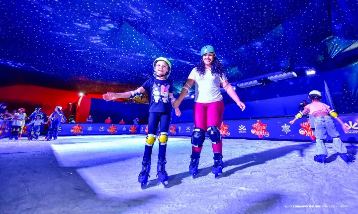 Pista de patinação no gelo estreia na Vila do Noel e movimenta programação natalina