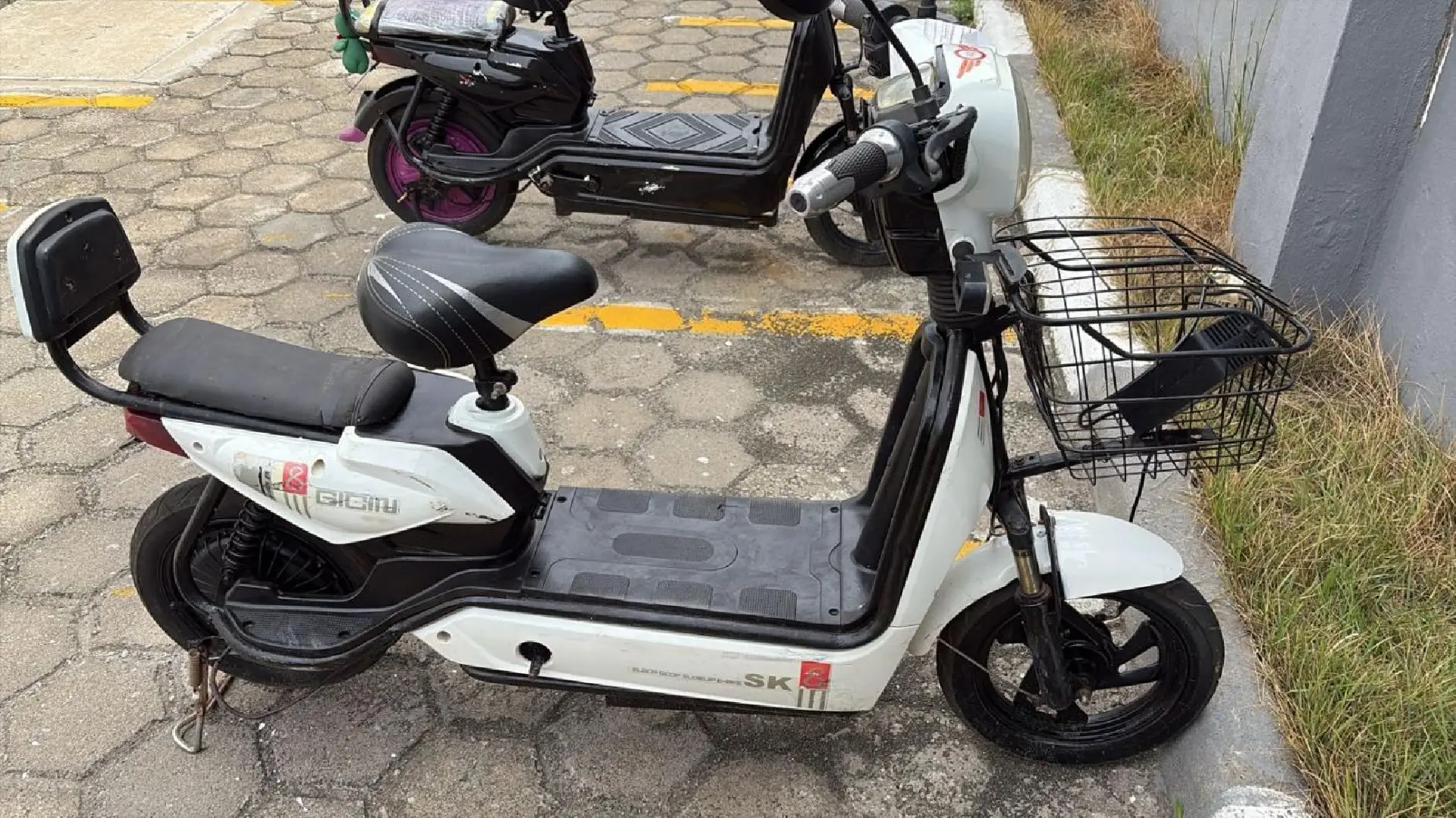 Polícia Civil pede ajuda à população para encontrar proprietários de bicicletas elétricas e televisor localizados em Boa Vista