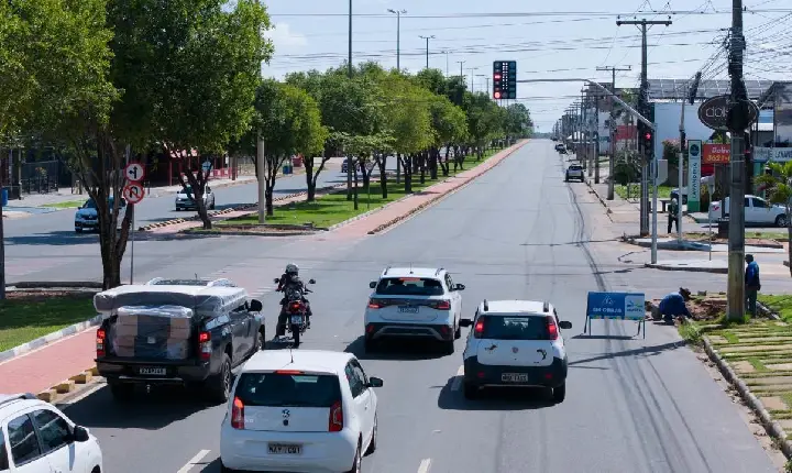 Prefeitura instala semáforo em cruzamento movimentado da Ville Roy