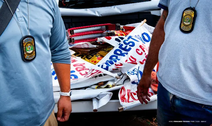 Prefeitura retira propagandas irregulares de vias públicas da capital