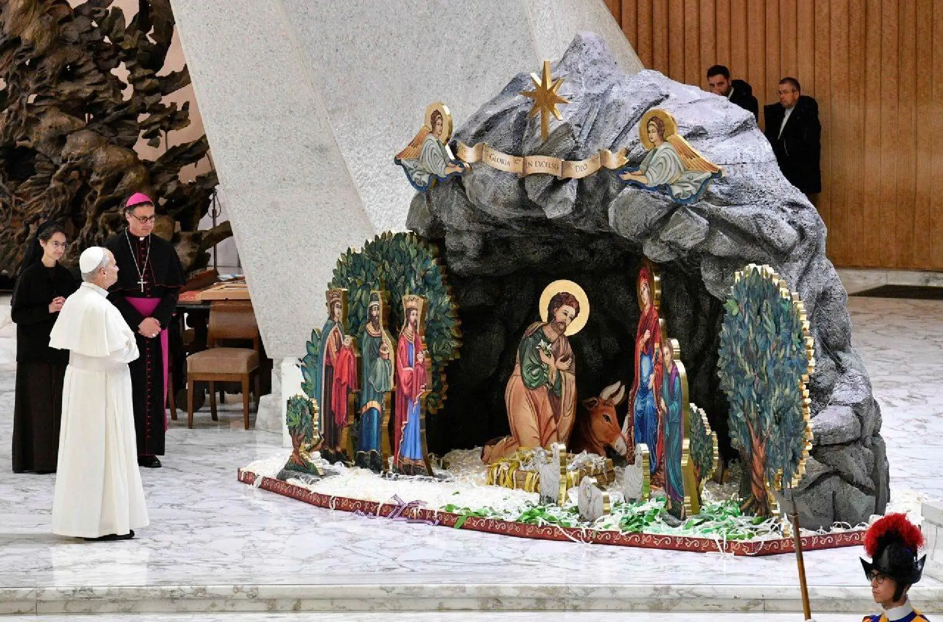 Presépio e árvore de Natal são inaugurados na Praça São Pedro