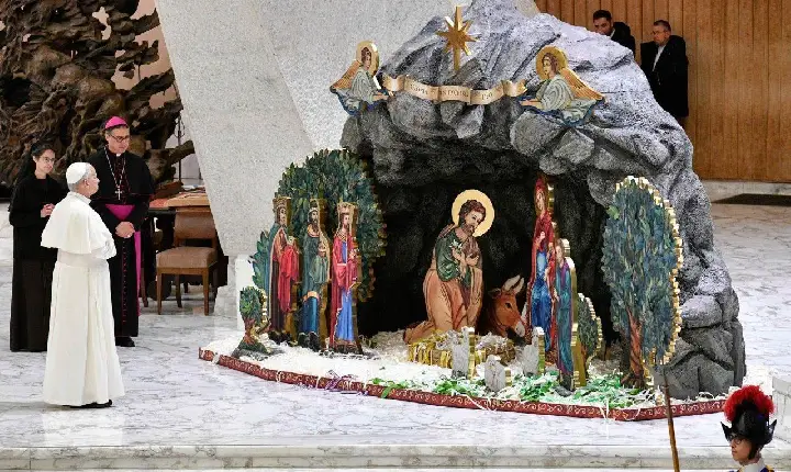 Presépio e árvore de Natal são inaugurados na Praça São Pedro