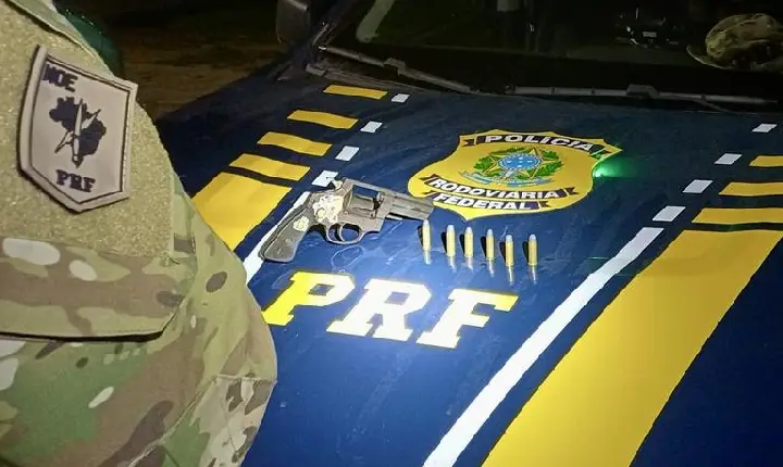 PRF apreende arma e recupera motocicletas furtadas em Boa Vista