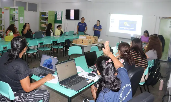Professores auxiliares são capacitados para recursos educacionais digitais