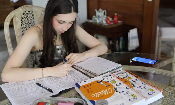 Proibição de celular na escola melhorou atenção e desempenho de alunos em Roraima