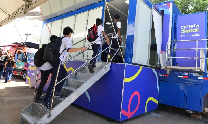 Roraima recebe projeto itinerante de inclusão digital para alunos da rede pública