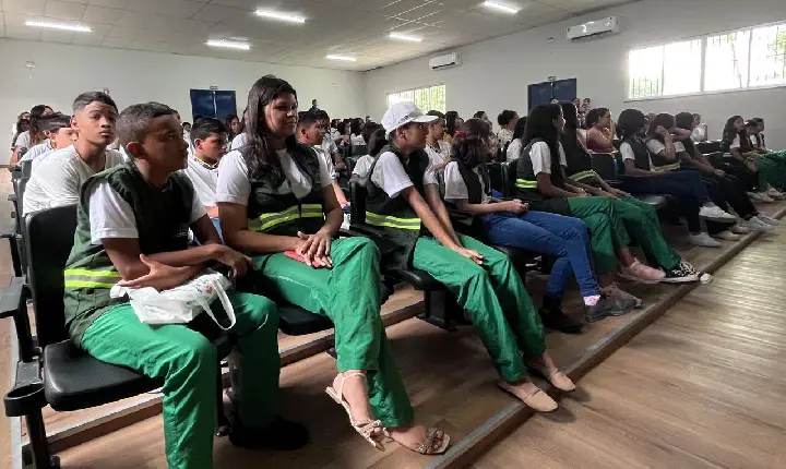 Sanitaristas Mirins levam Educação Sanitária para Escola Estadual Maria das Neves Rezende