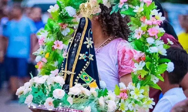 Santuário escolhe manto que vestirá imagem de Nossa Senhora Aparecida em 2026.