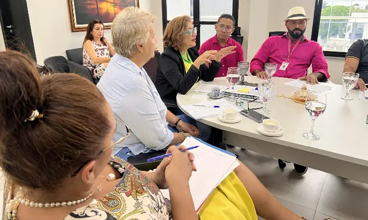 Secretaria de Educação recebe Sinter e comissão de professores empossados no último concurso da Seed