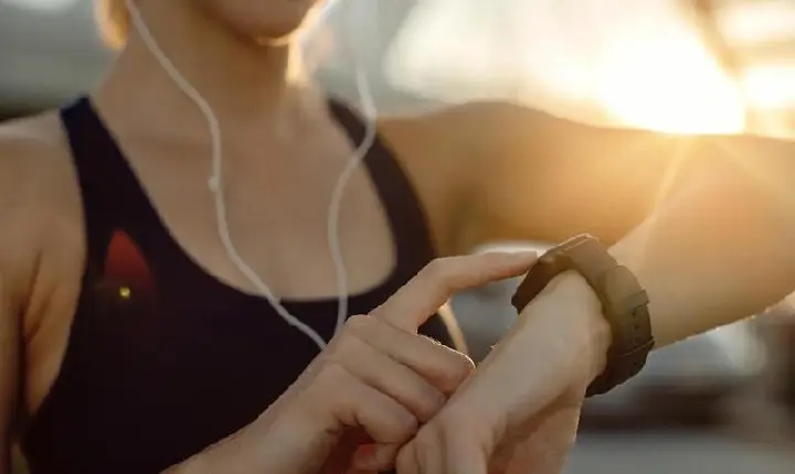 Tecnologia durante a prática de esportes ajuda a criar hábitos saudáveis, mas excesso de métricas pode atrapalhar