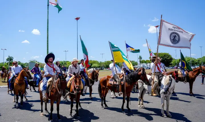Tradição gaúcha ganha as ruas de Roraima em cavalgada que encerra Semana Farroupilha