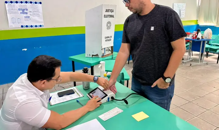 TRE-RR alerta para proibição de celulares e óculos inteligentes na cabine de votação