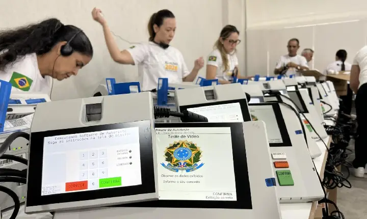 TRE-RR realiza carga e lacre das urnas para o segundo turno