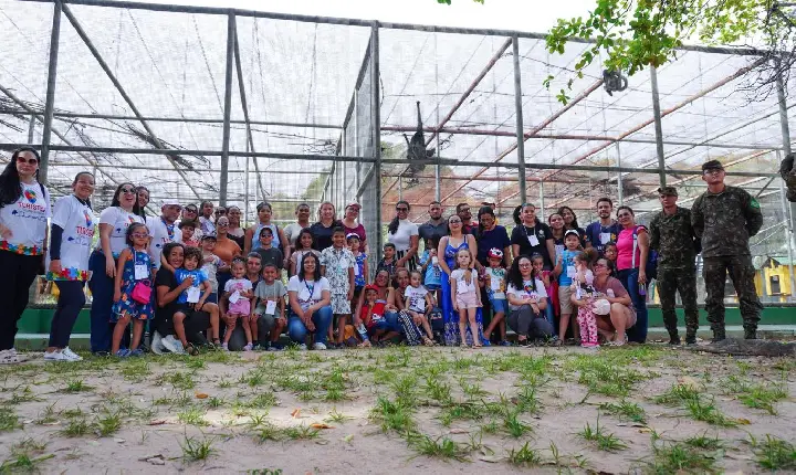 Turistea leva crianças do Teamarr a visita guiada no zoológico do 7º BIS
