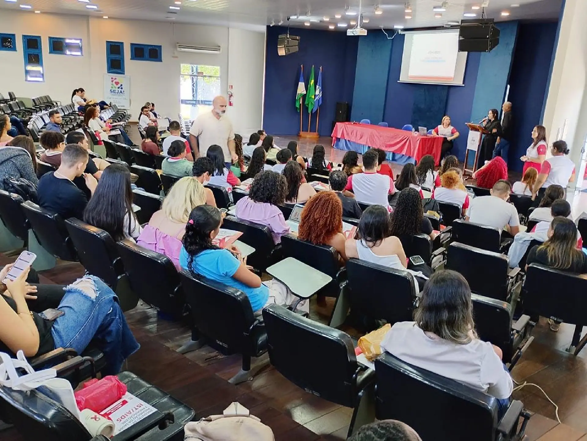 Uerr realiza palestras de prevenção ao HIV/Aids alusivas ao Dezembro Vermelho