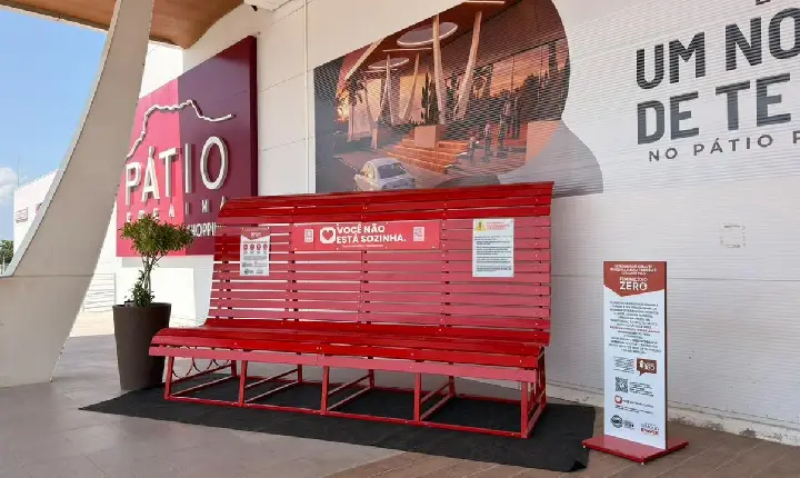 Um assento para a reflexão: Pátio Roraima Shopping instala Banco Vermelho no combate ao feminicídio