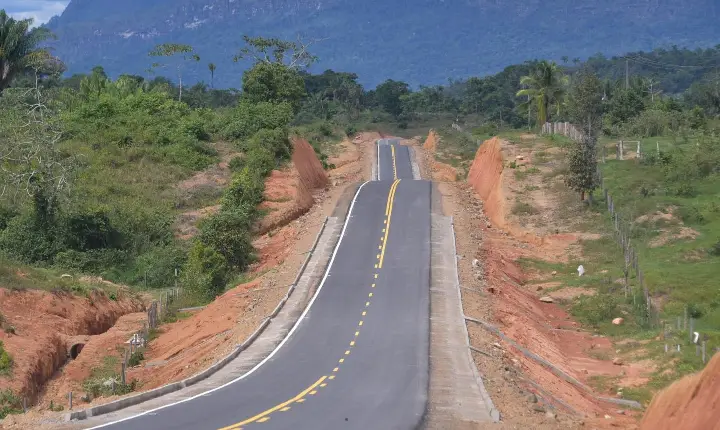 Vicinal estratégica em Amajari recebe asfaltamento