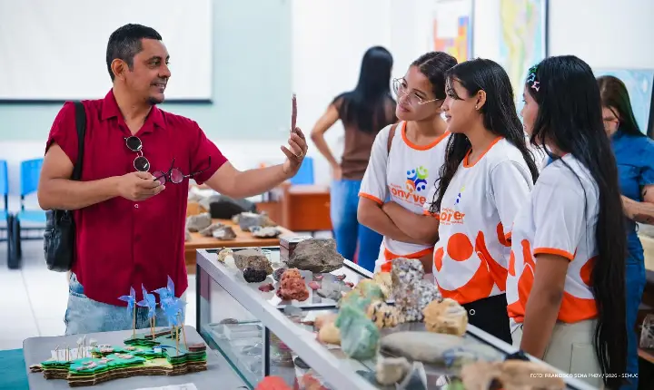 Visita à UFRR aproxima integrantes do Conviver das riquezas geológicas de Roraima