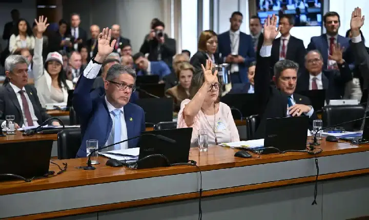 Votação da PEC que acaba com a escala 6x1 deve ficar para outubro