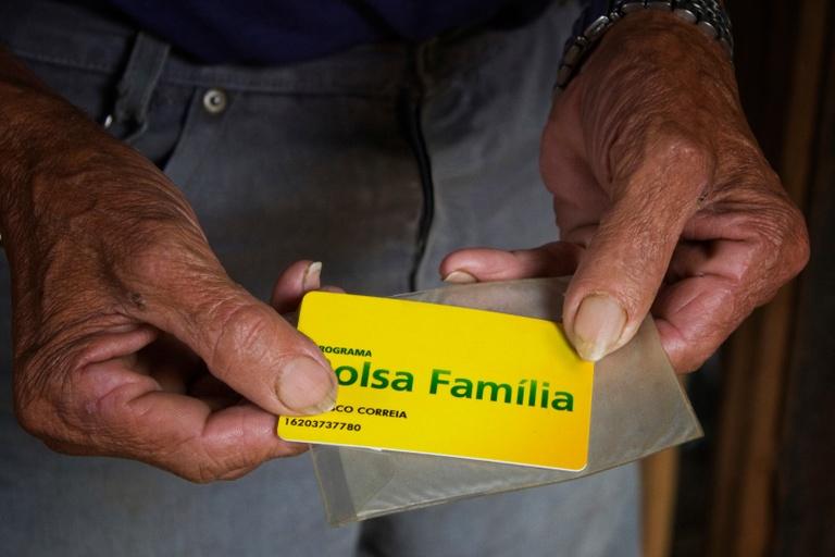Economia Governo paga Auxílio Brasil a beneficiários com NIS final 7