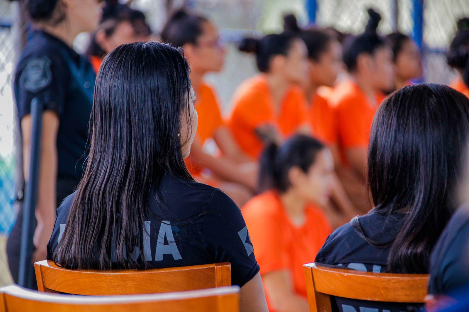 Internas da Cadeia Pública Feminina participam de palestra feita por egressa da unidade