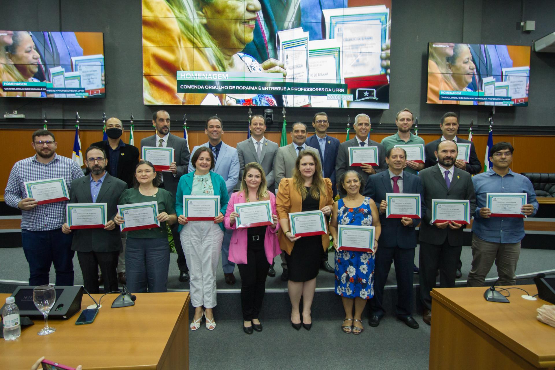 Pesquisadores da UFRR são homenageados com comenda na Assembleia Legislativa