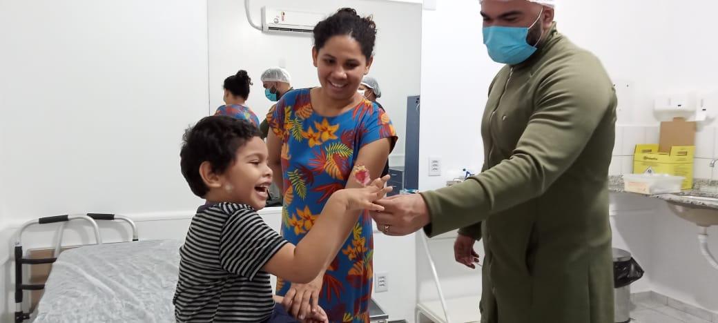 Pacientes de centro de reabilitação da Sesau recebem tratamento com aplicação de toxina botulínica