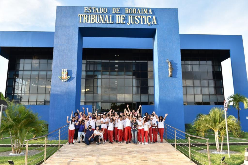 TJRR realiza projeto de visita a prédios históricos com estudantes.