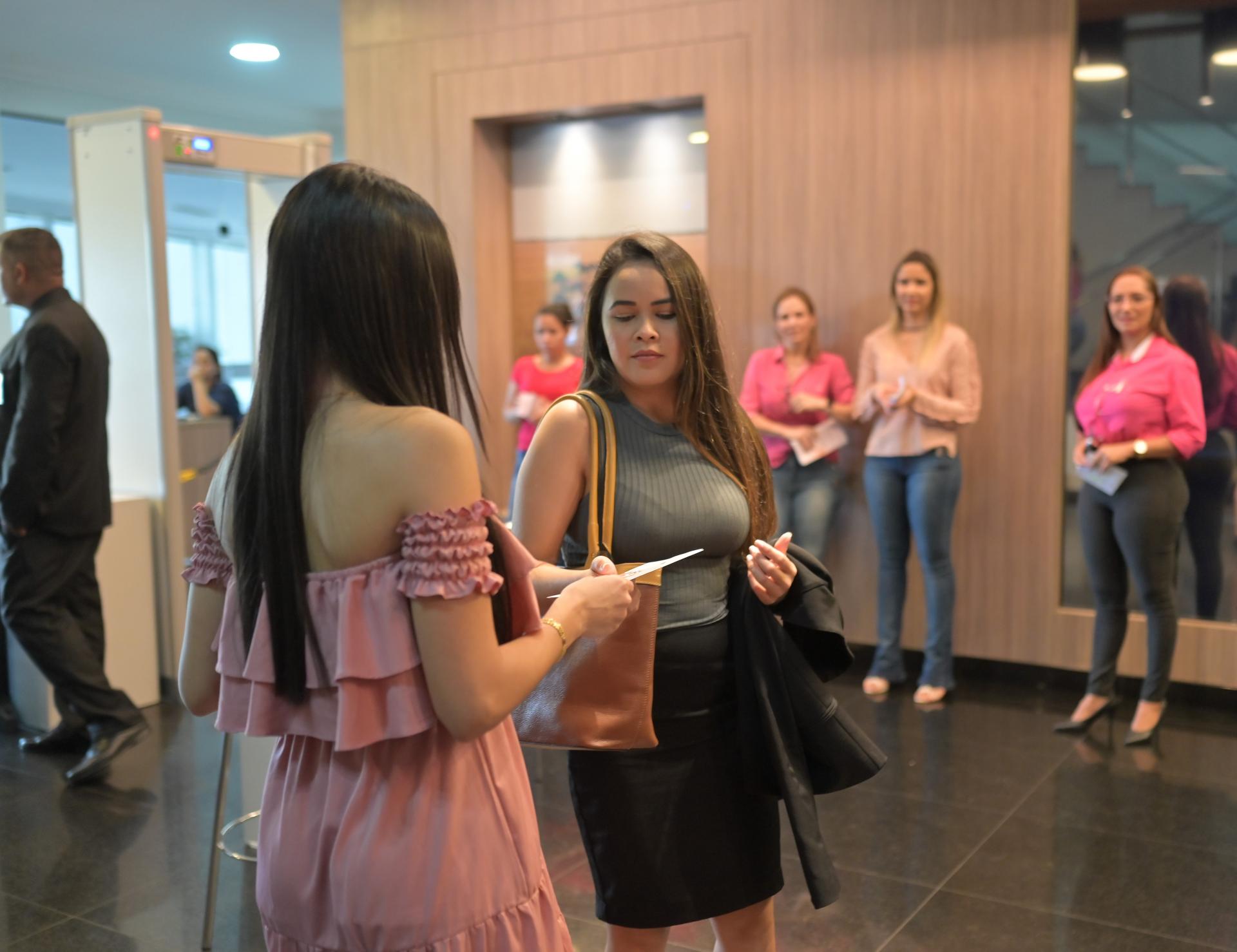 Núcleo de Saúde da Assembleia Legislativa faz panfletagem sobre câncer de mama