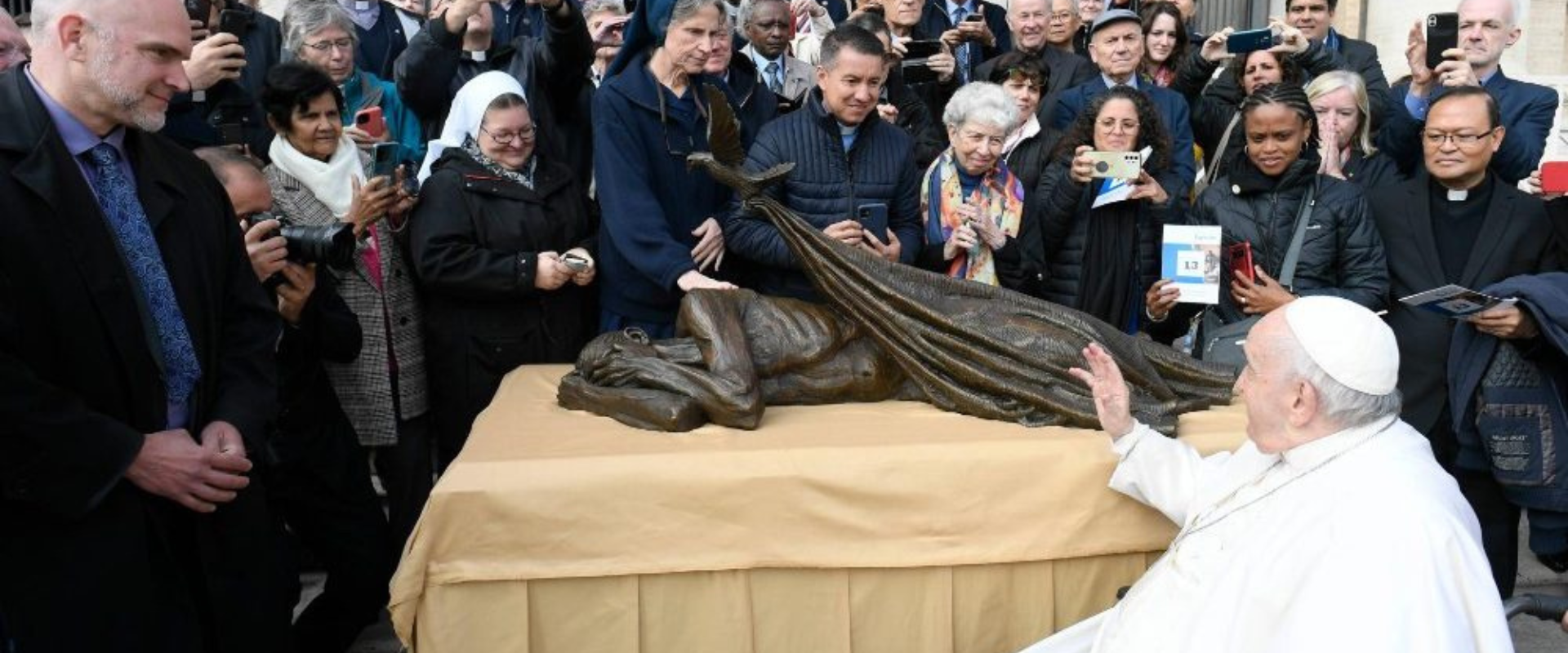 Escultura que convida o mundo a cuidar dos sem-teto é abençoada pelo Papa