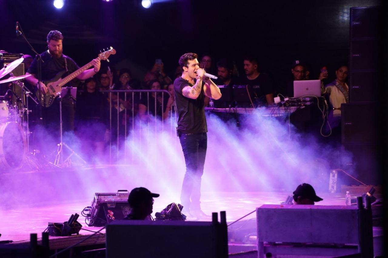 Luan Santana encerra exposição em noite de festa com público de 80 mil pessoas