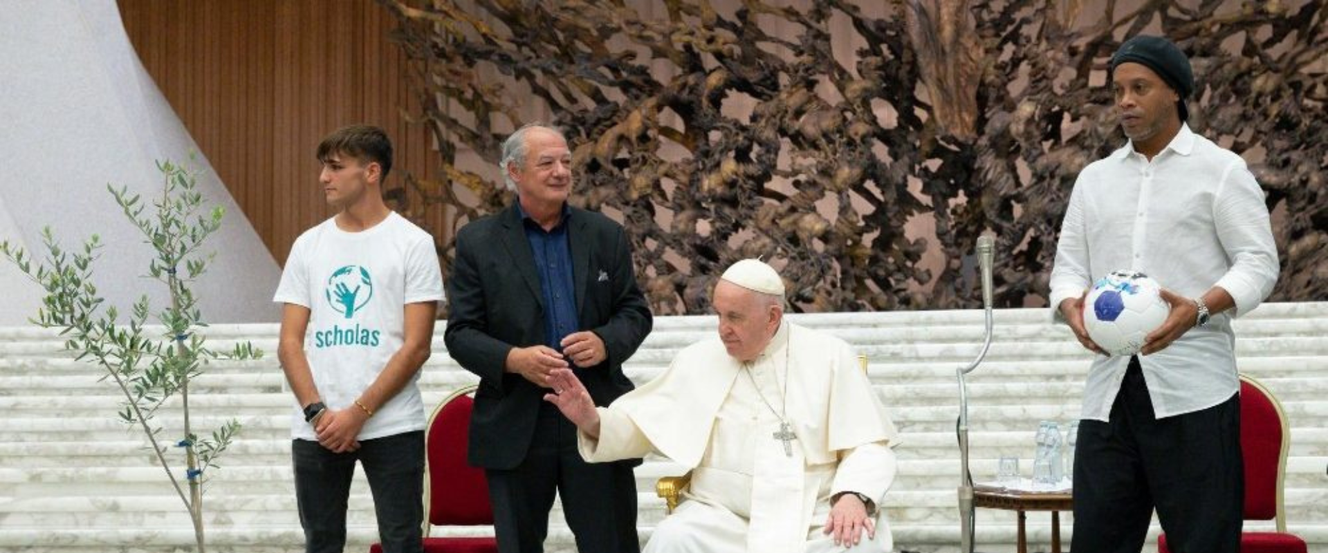 Papa encontra jogadores do futebol mundial convocados para a Partida pela Paz