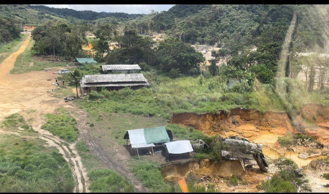 Incêndio em unidade de saúde de TI Yanomami revela ineficiência em operações contra garimpeiros
