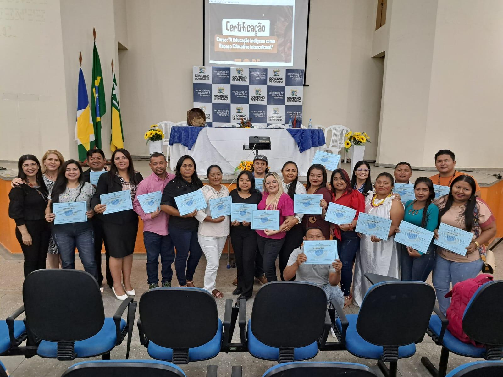 Professores indígenas brasileiros e venezuelanos finalizam curso de formação da Seed