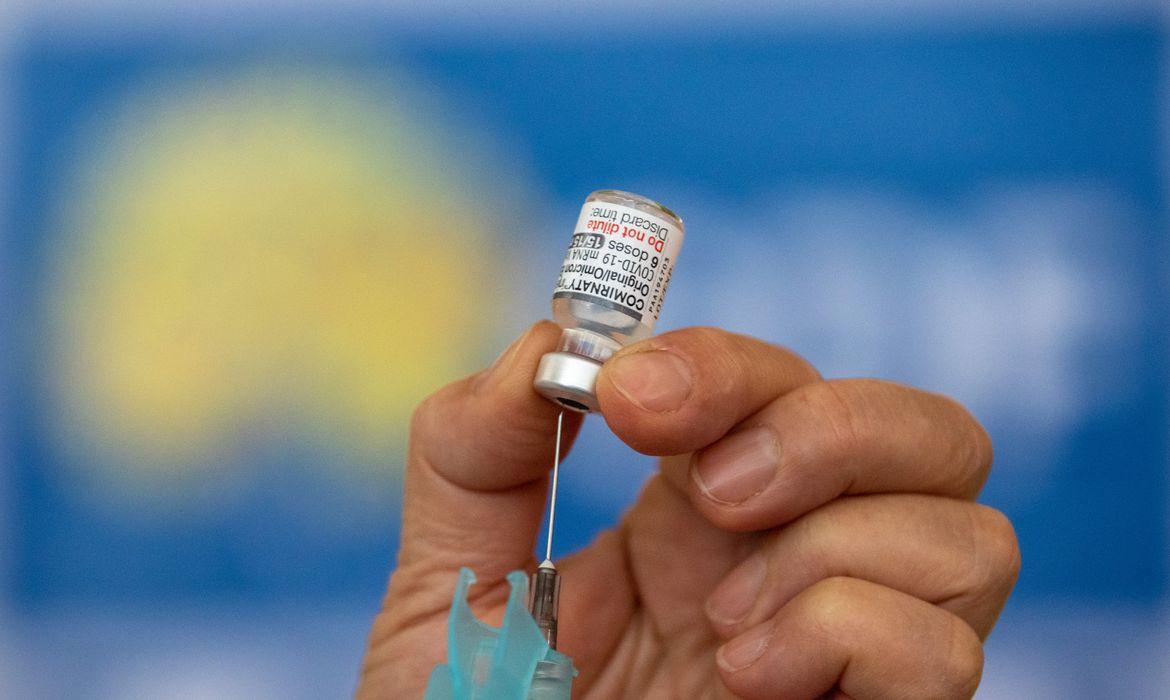 Covid-19: Governo amplia vacina bivalente para todos acima de 18 anos