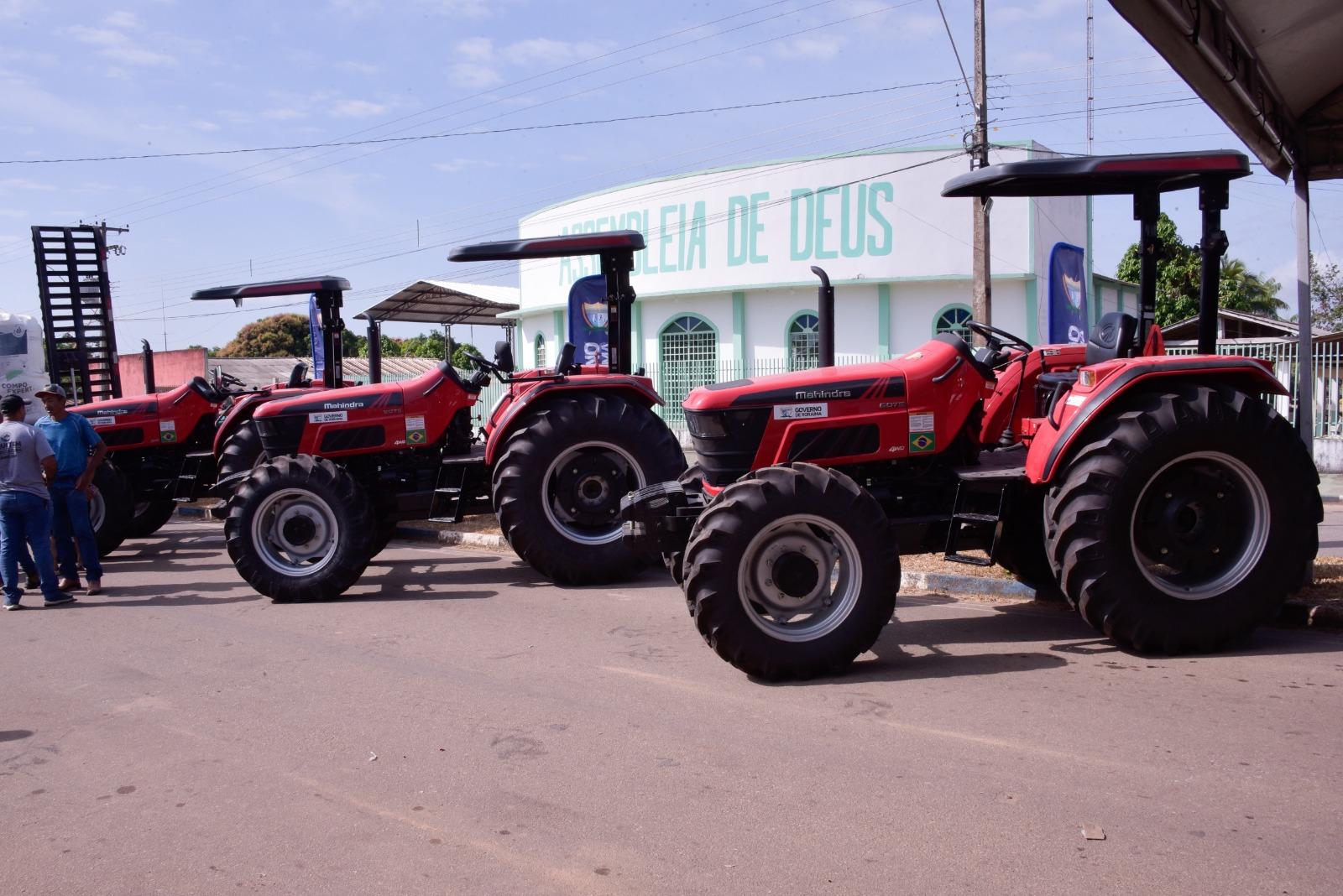 Produtores do Cantá, Caracaraí e Bonfim recebem máquinas e equipamentos agrícolas