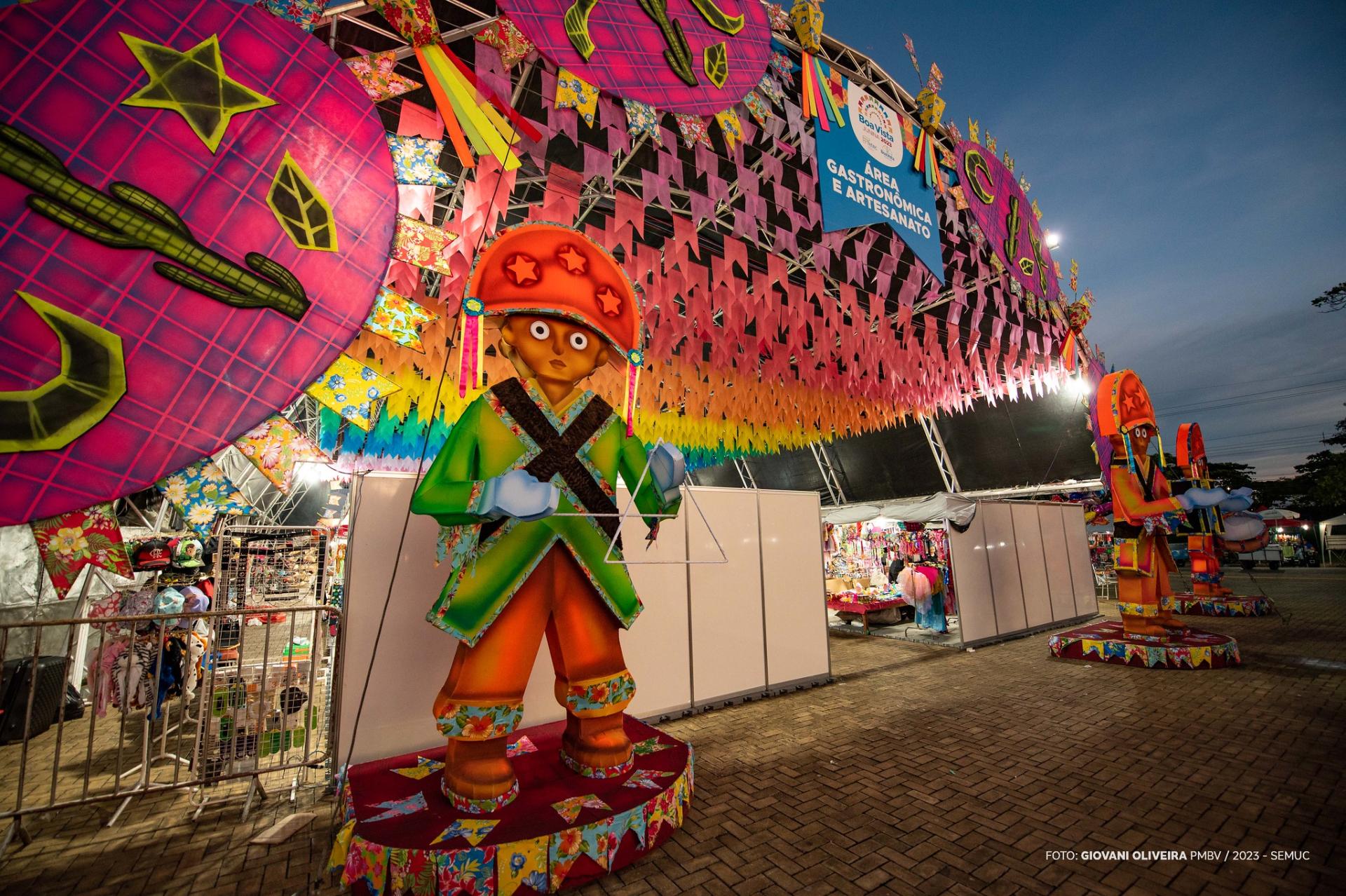 Diversos serviços estão disponíveis aos visitantes durante as seis noites de arraial