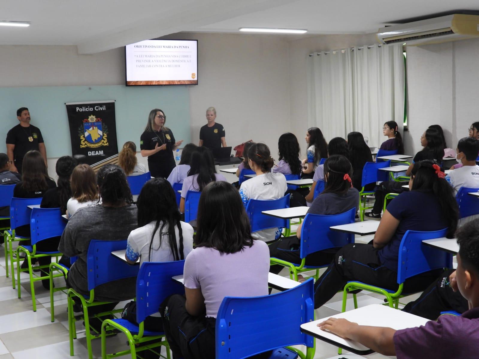 Diretora de Polícia Especializada fala sobre violência doméstica em palestra para adolescentes