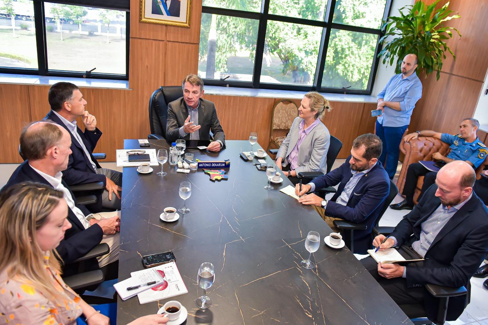 Governador Antonio Denarium recebe embaixadores e debate perspectivas da imigração e economia em Roraima